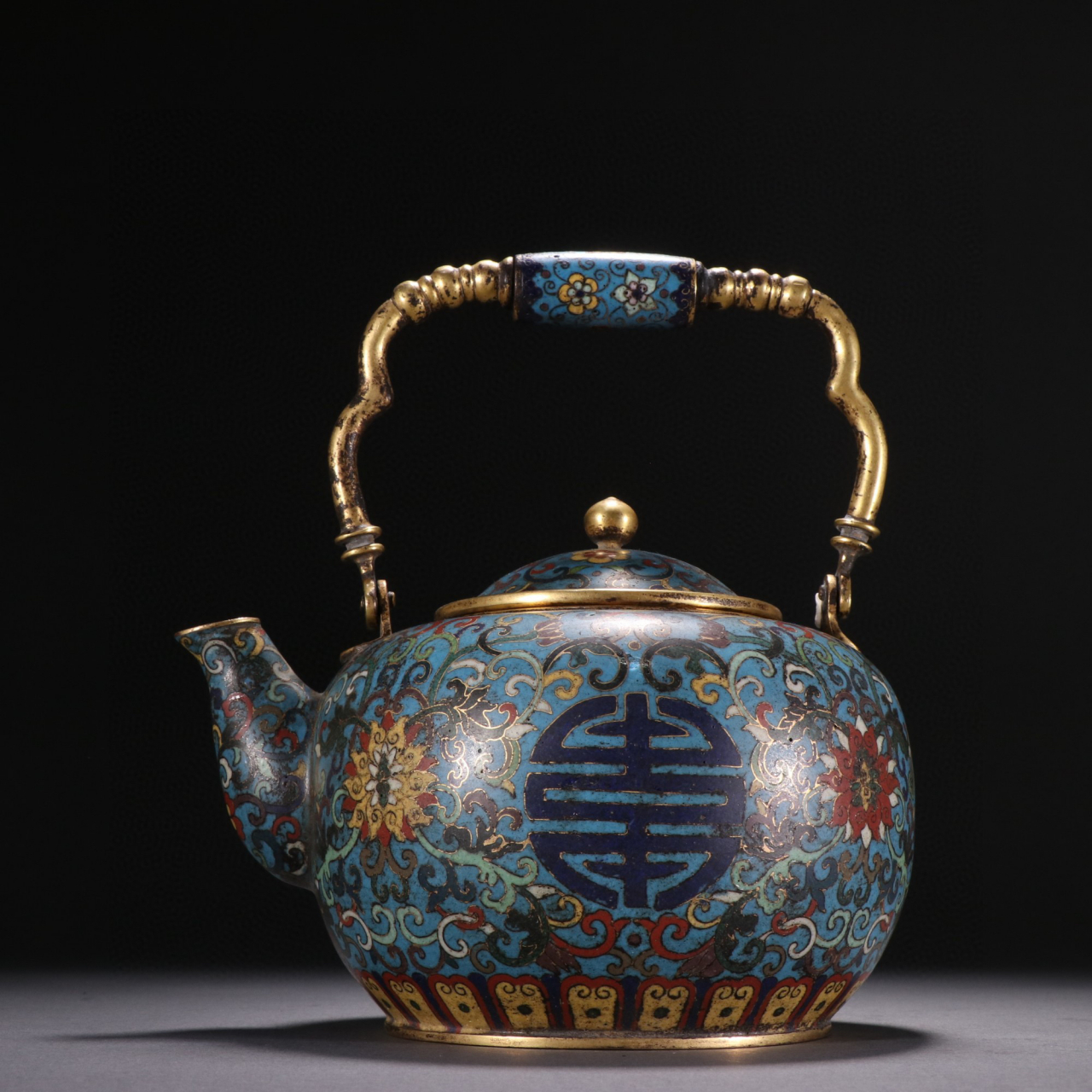 清代 铜胎掐丝珐琅花卉寿字纹提梁壶. 规格:高19.5㎝宽18㎝重1114g