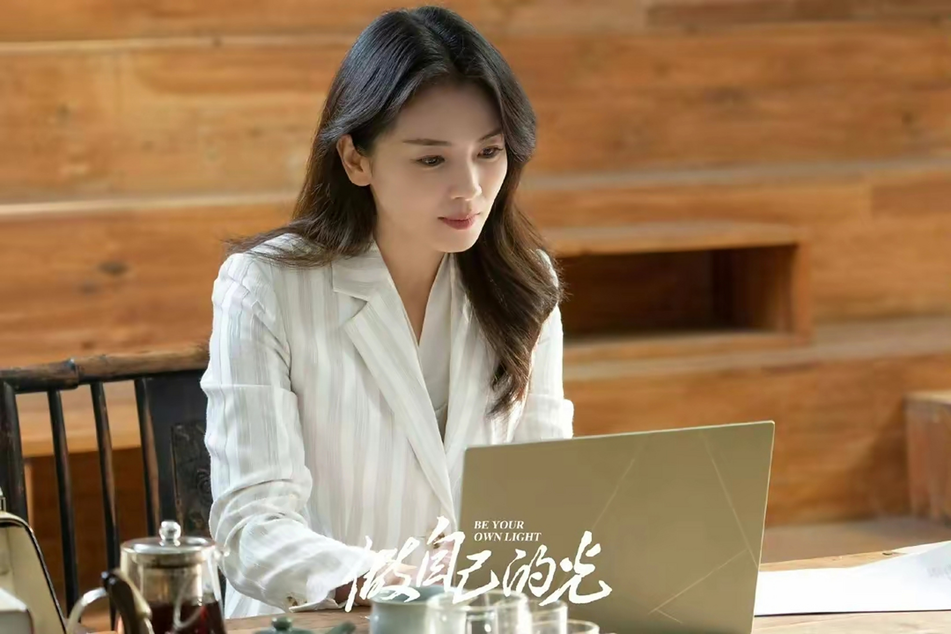 刘涛和小鲜肉拍吻戏,亲到腿软合不拢嘴,网友:她现在很爱接吻戏  在