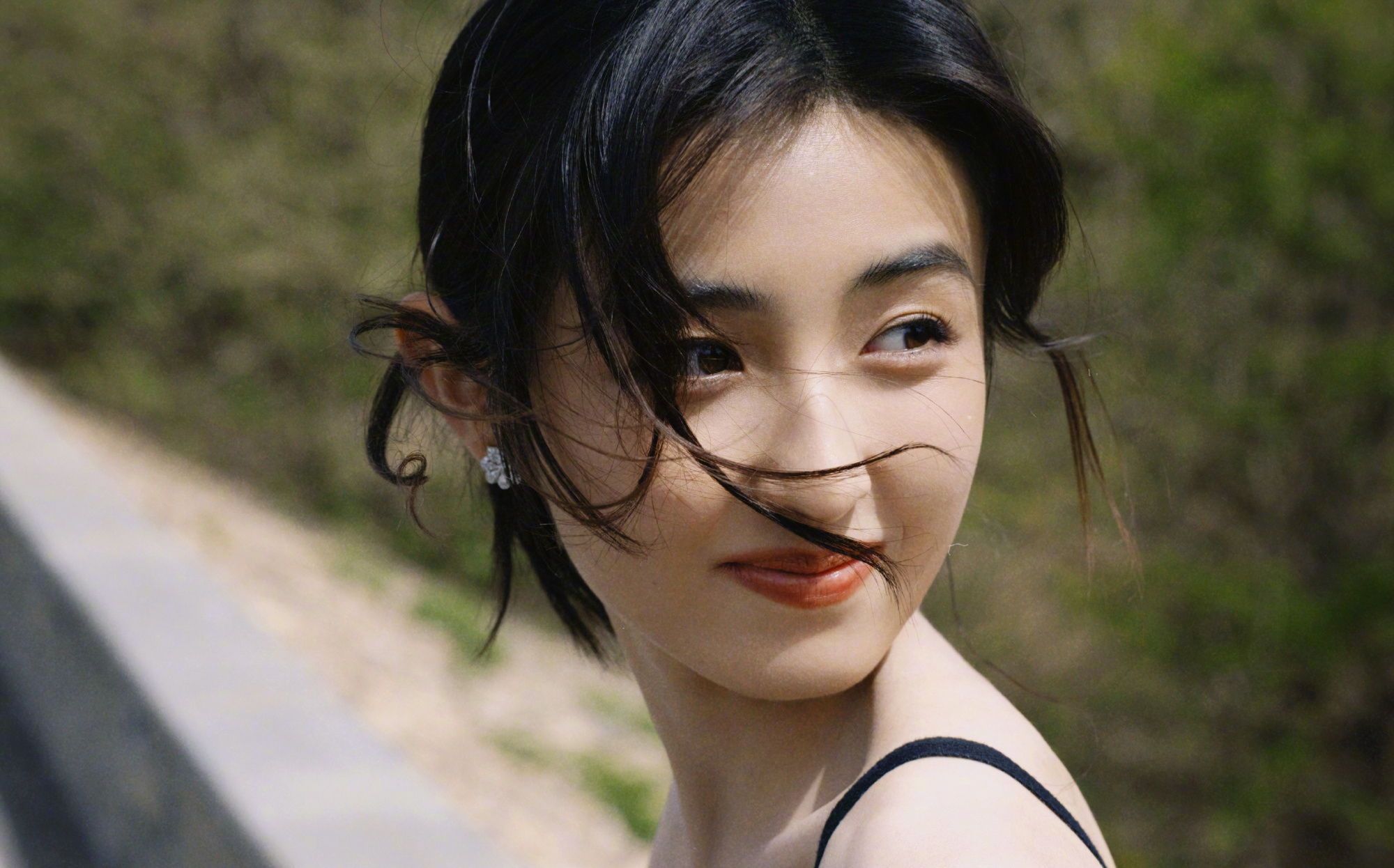 北影节红毯:张子枫嫌c位烫脚,赵小棠摔倒,范丞丞开车走红毯