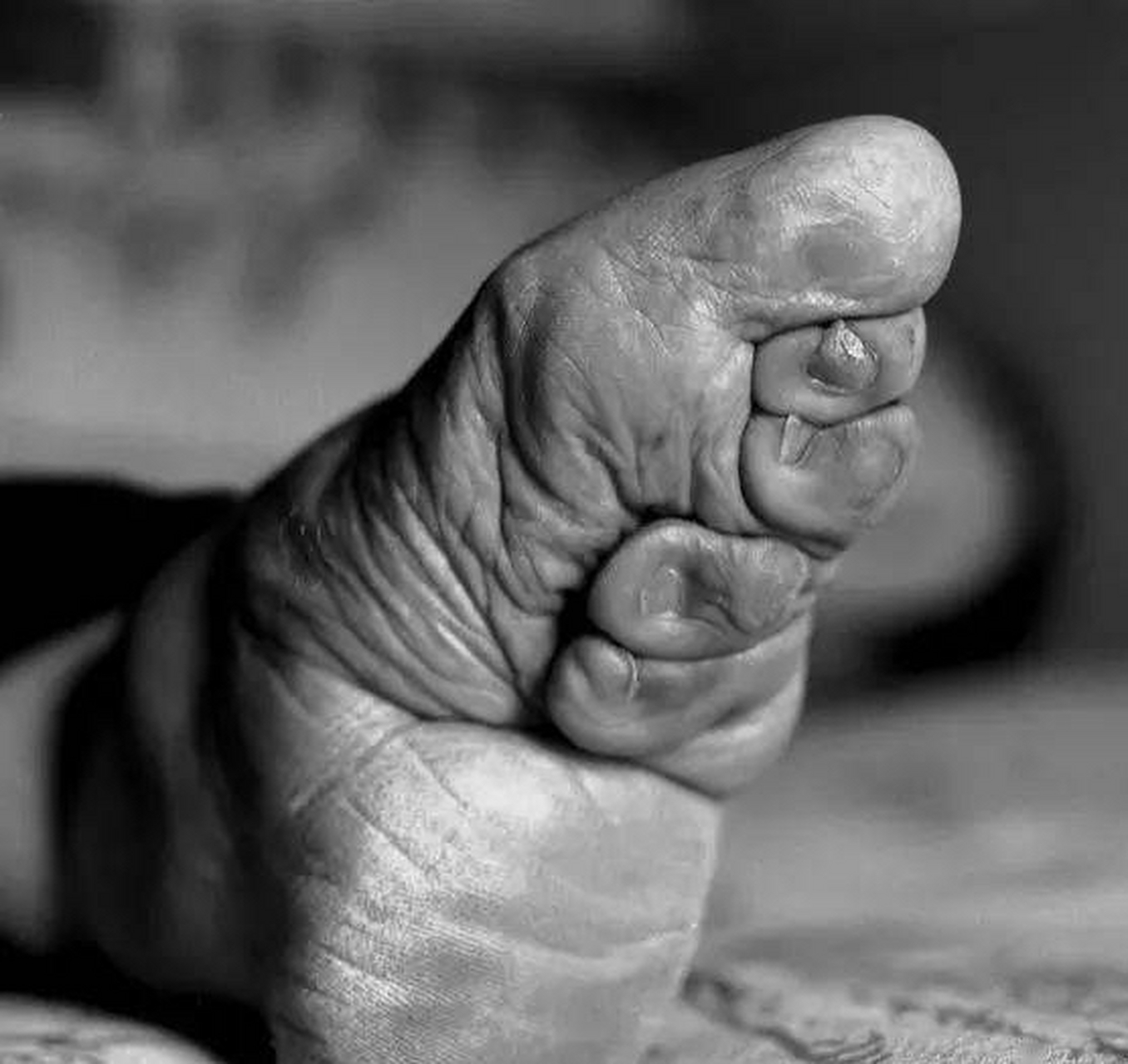 网店售"三寸金莲"缠足鞋299元/双,怎能把历史痛点当卖点?