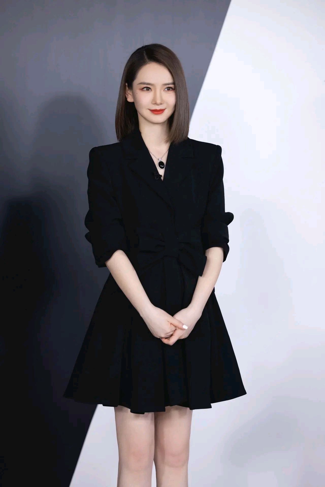 身穿一袭黑色裙尽显妩媚动人的戚薇