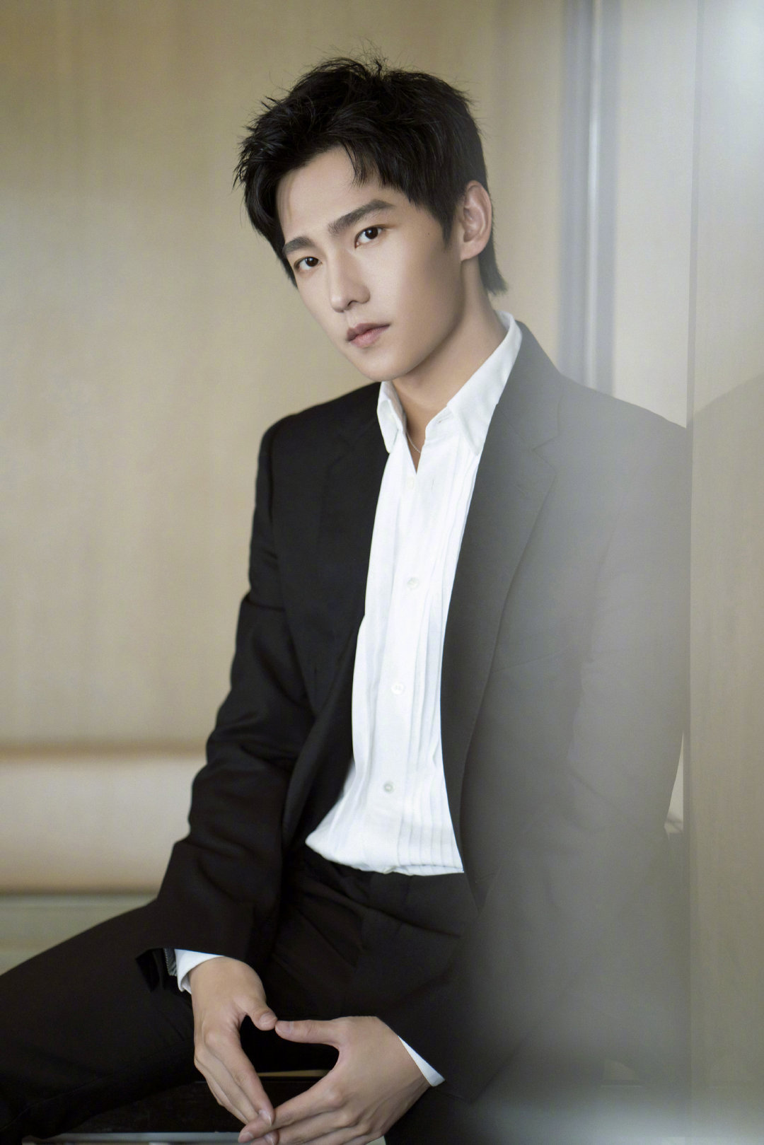 杨洋黑色西服套装搭配白色褶皱衬衫,举手投足间尽显优雅绅士风范