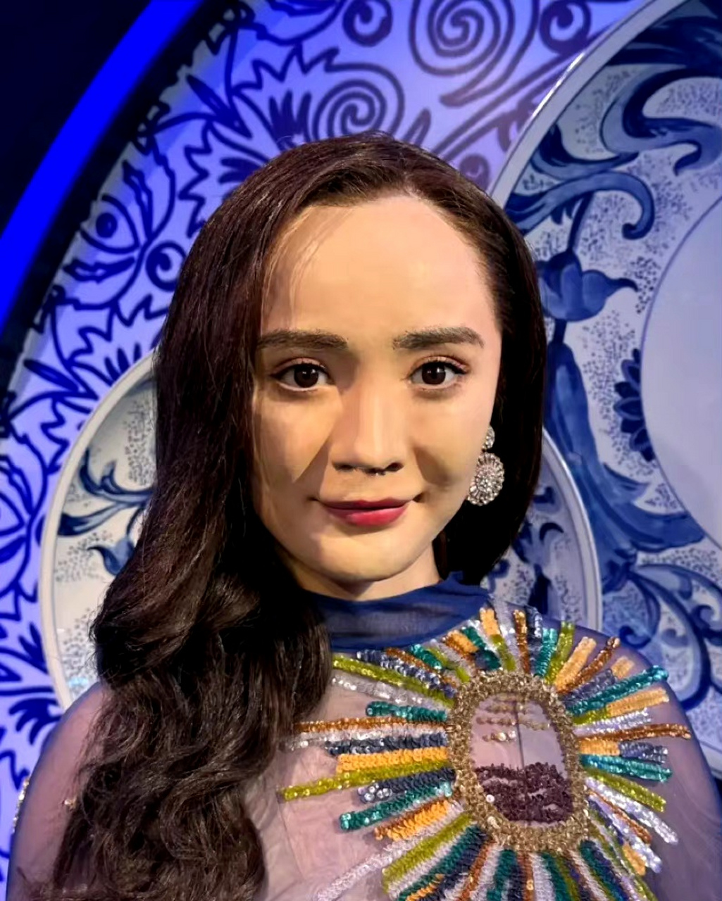 做女明星蜡像的人水平忽高忽低啊,只有周冬雨的蜡像状态好看些[滑稽]