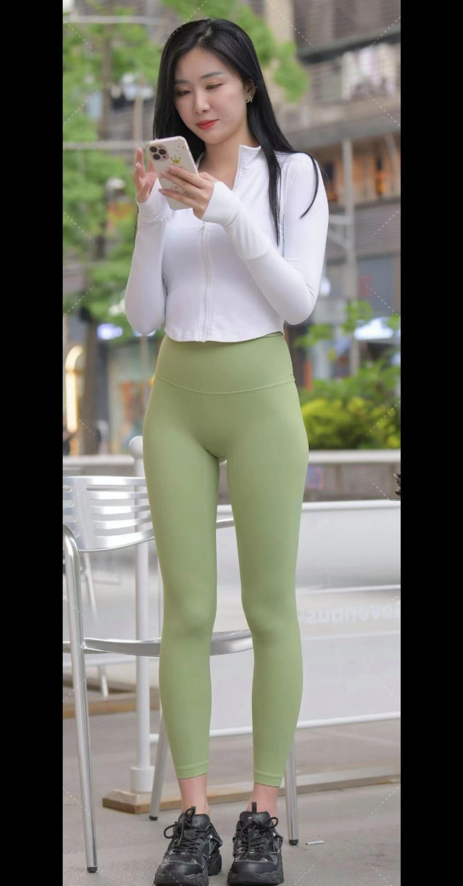 穿这瑜伽裤很显身材,走在街上应该回头率很高