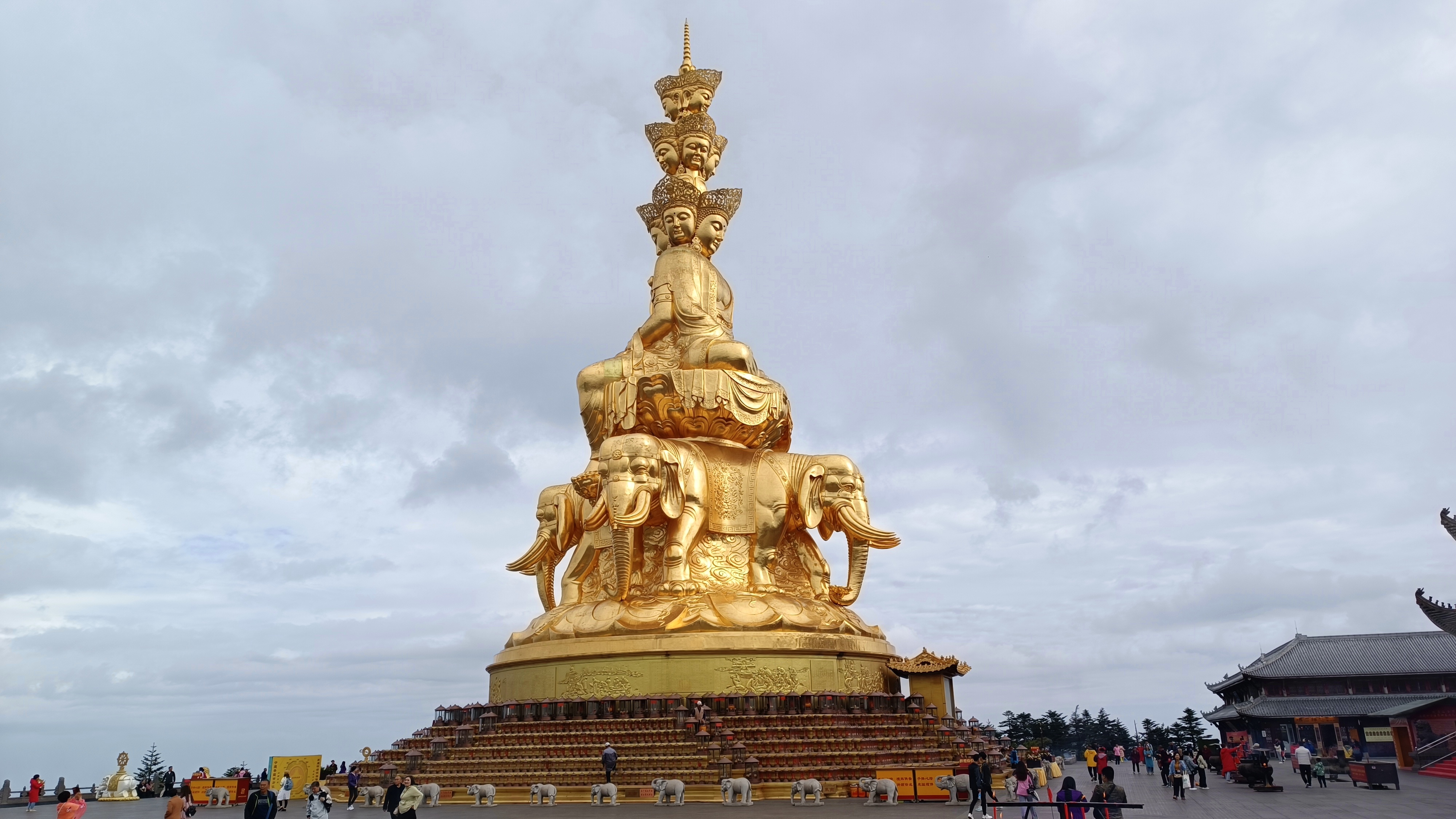 中国佛教名山峨眉山金顶"十方普贤圣像"俗称四面佛,这可能是峨眉山最