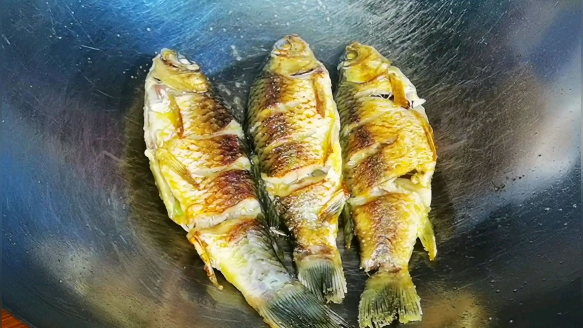 无论煎鱼还是煎豆腐,一定不要直接下锅,多加这一步不粘锅不破皮