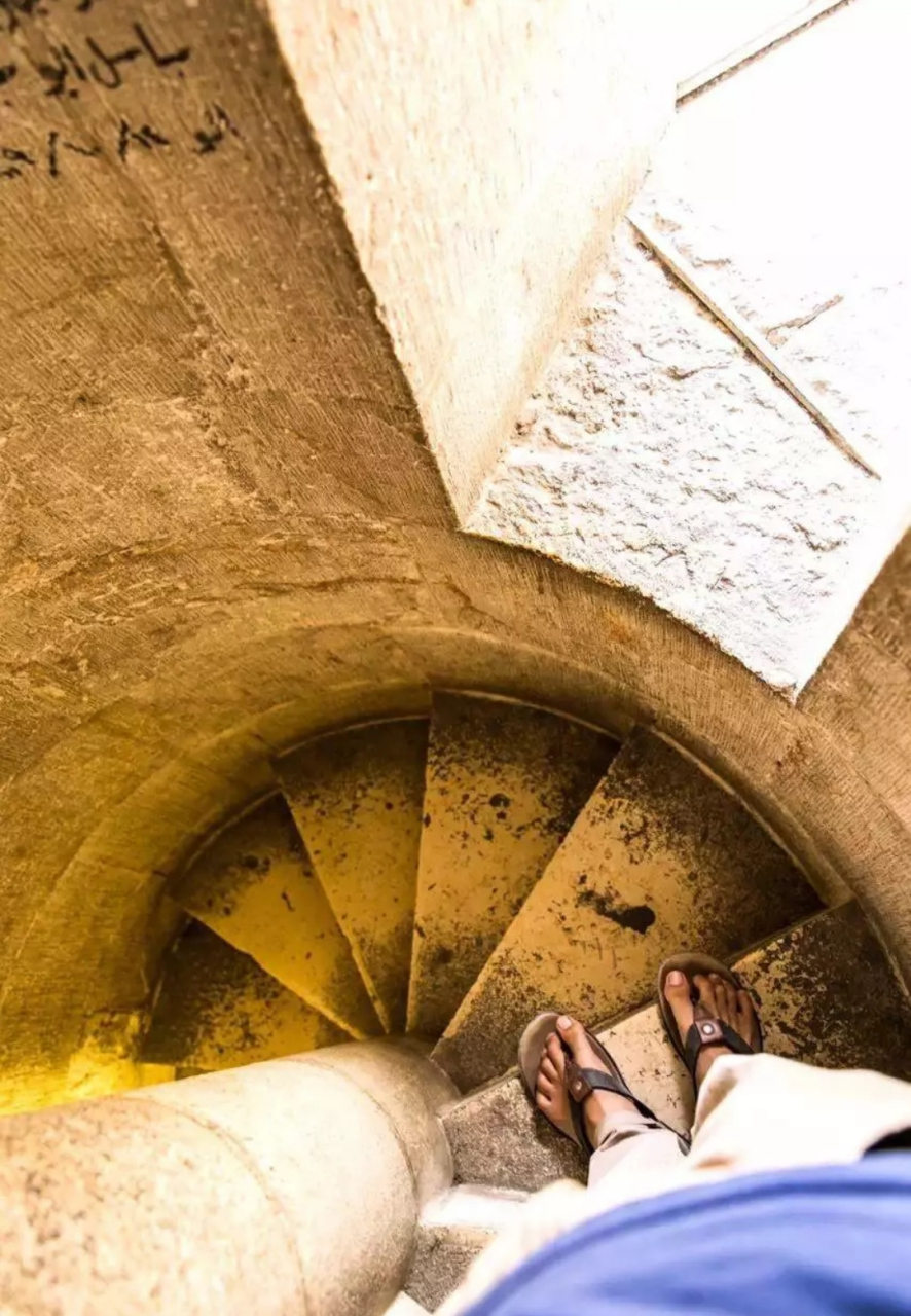 中世纪城堡的螺旋楼梯绝大多数都是顺时针方向旋转上升的.