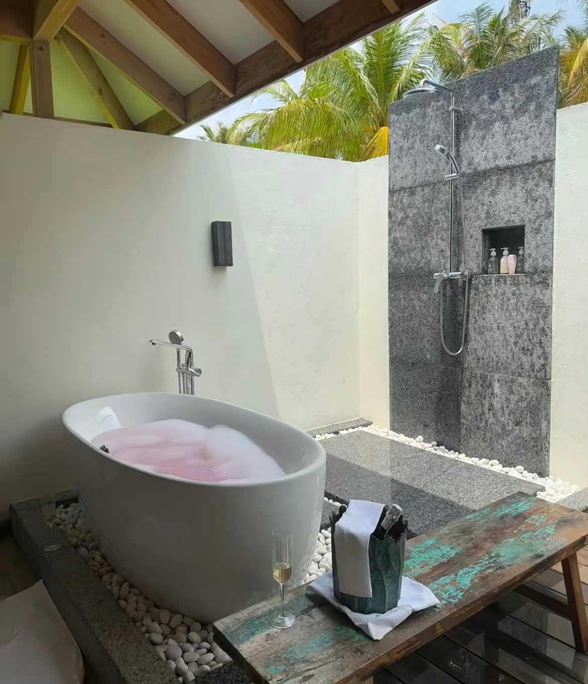 他对我好一阵,坏一阵,我跟别人炫耀一阵,沉默一