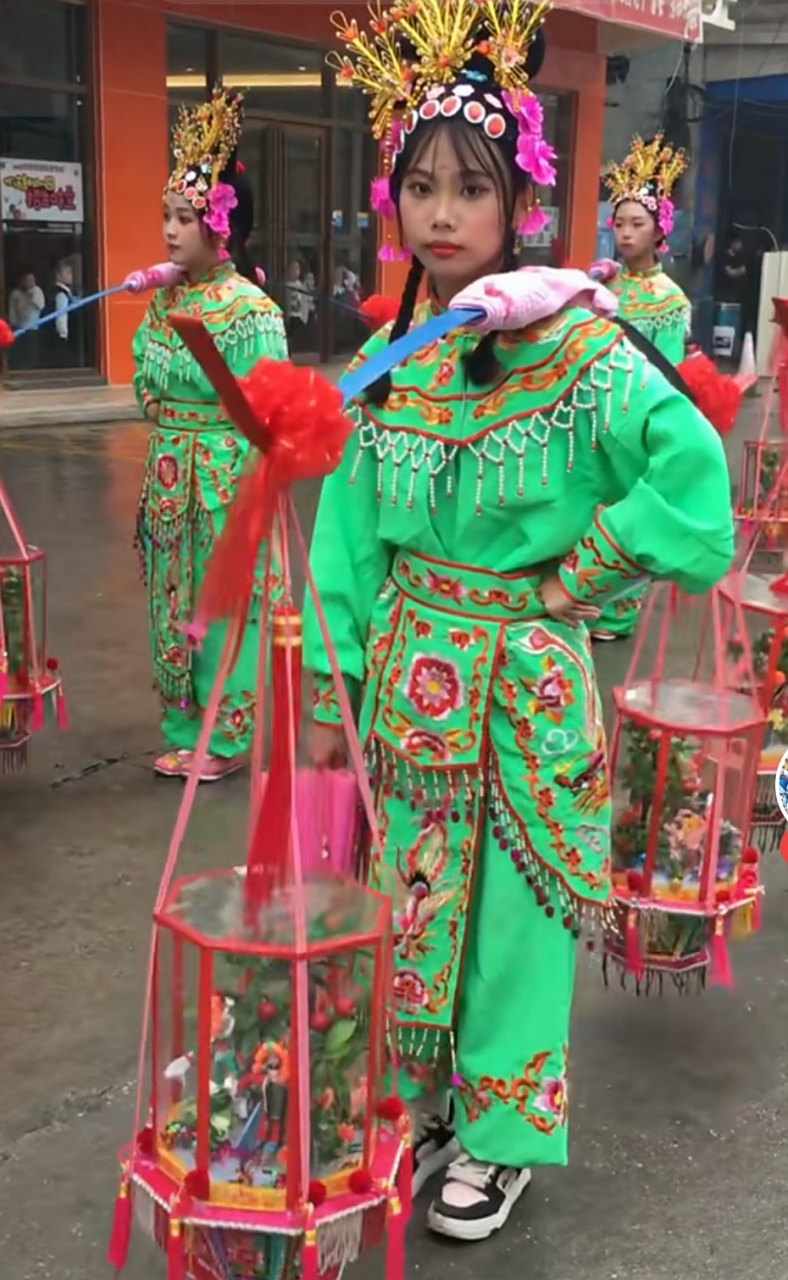 不懂就问,潮汕的女子挑花篮是什么意思?