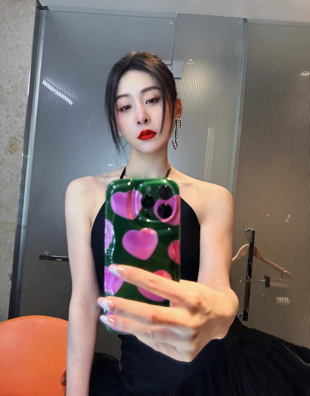 想不通贾青那么完美的五官,还要去医美,结果完全不认识了,原来辨识度