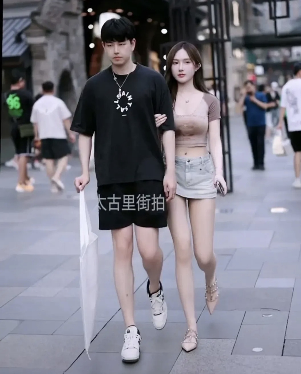 太古里街拍男女朋友走路  太古里街拍,别人的女朋友都好看,人家是怎么