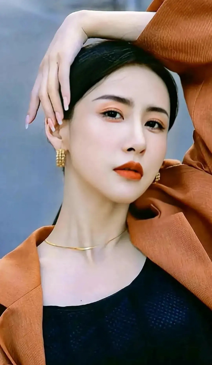 一组贾青桔黄色职业女性套装展示!里面配黑色内衣同样颜色搭配长裤!