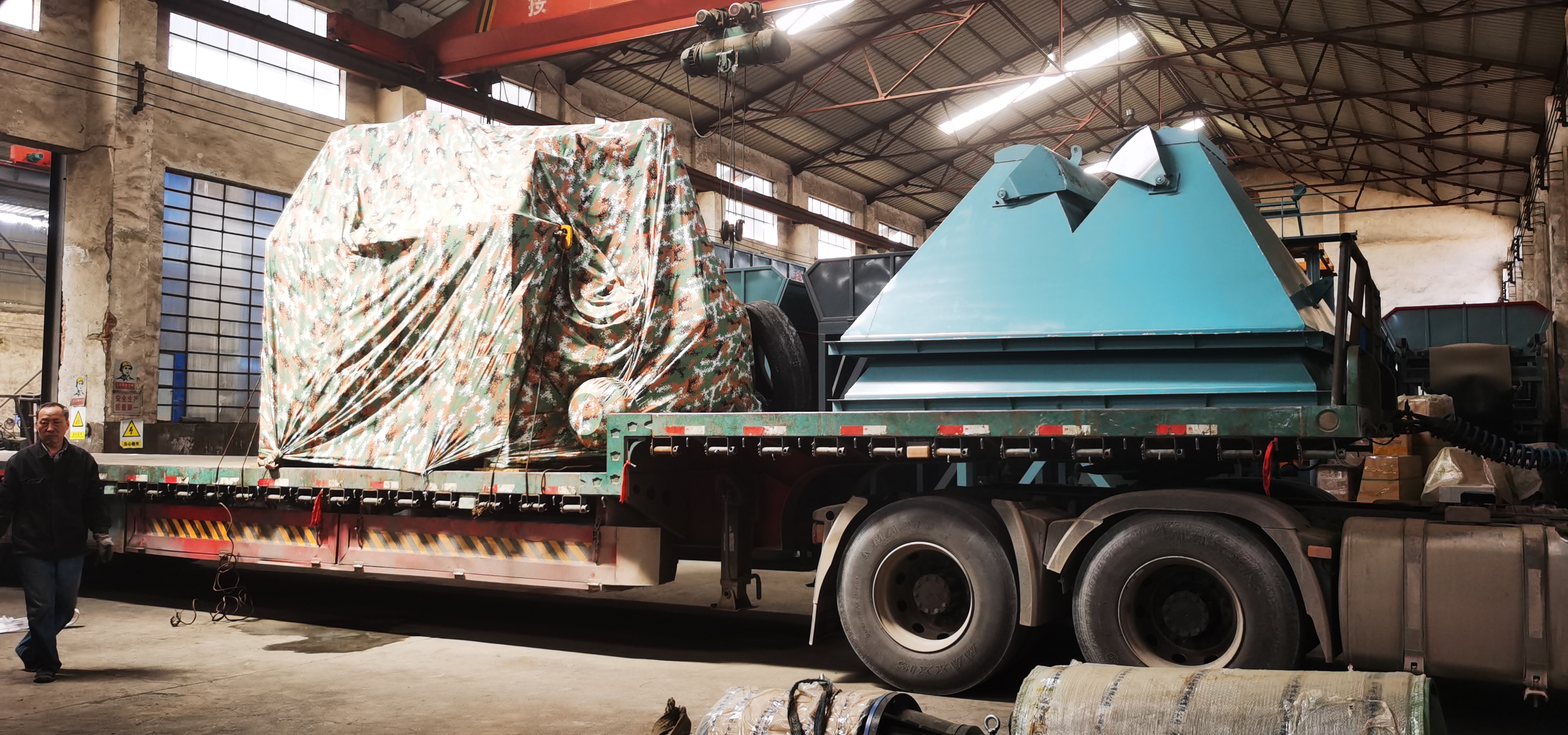 hzs180混凝土搅拌站装车进行中