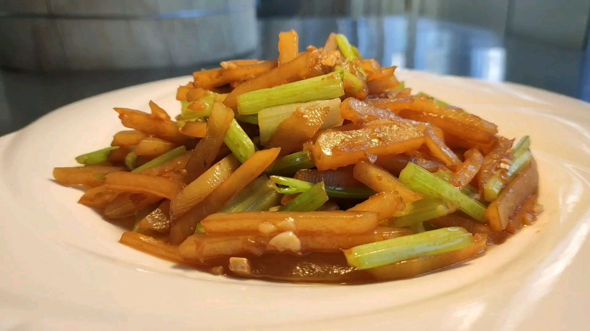 芹菜炒土豆竟然这么好吃,做法步骤详细,非常简单,先收藏