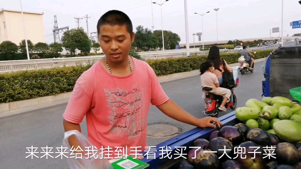 养家糊口的实在帅哥在路边摆地摊卖菜场景