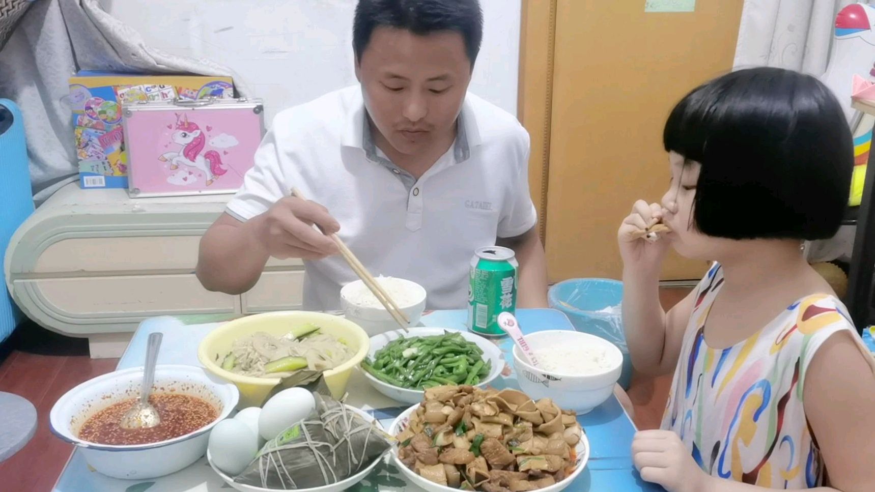 今天端午节做个“千张结烧肉”吃粽子,还配几个小菜加啤酒,安逸