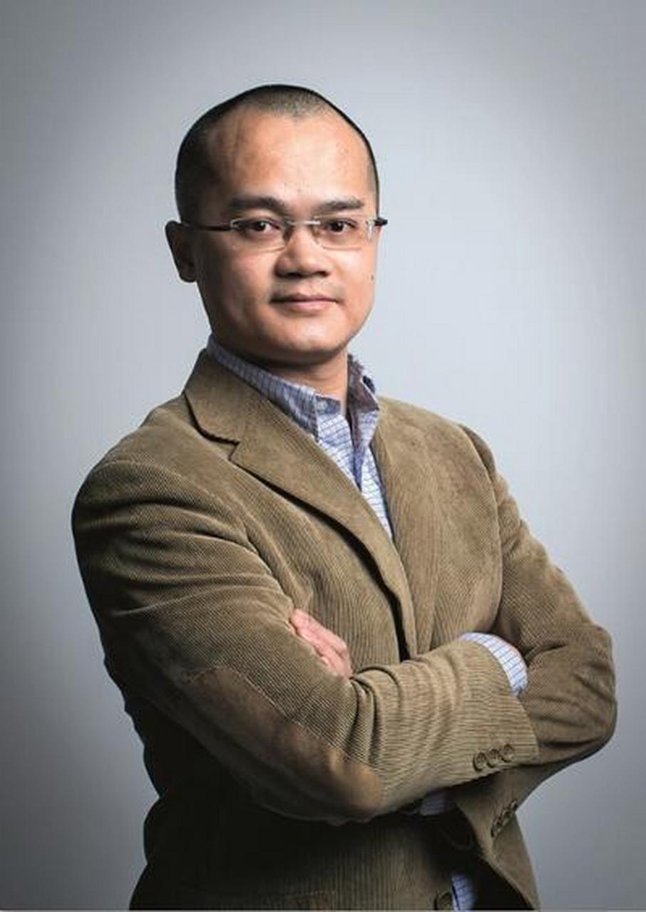 现年44岁的美团老总王兴,目前已经坐拥近3000亿的财产,他创立的美团