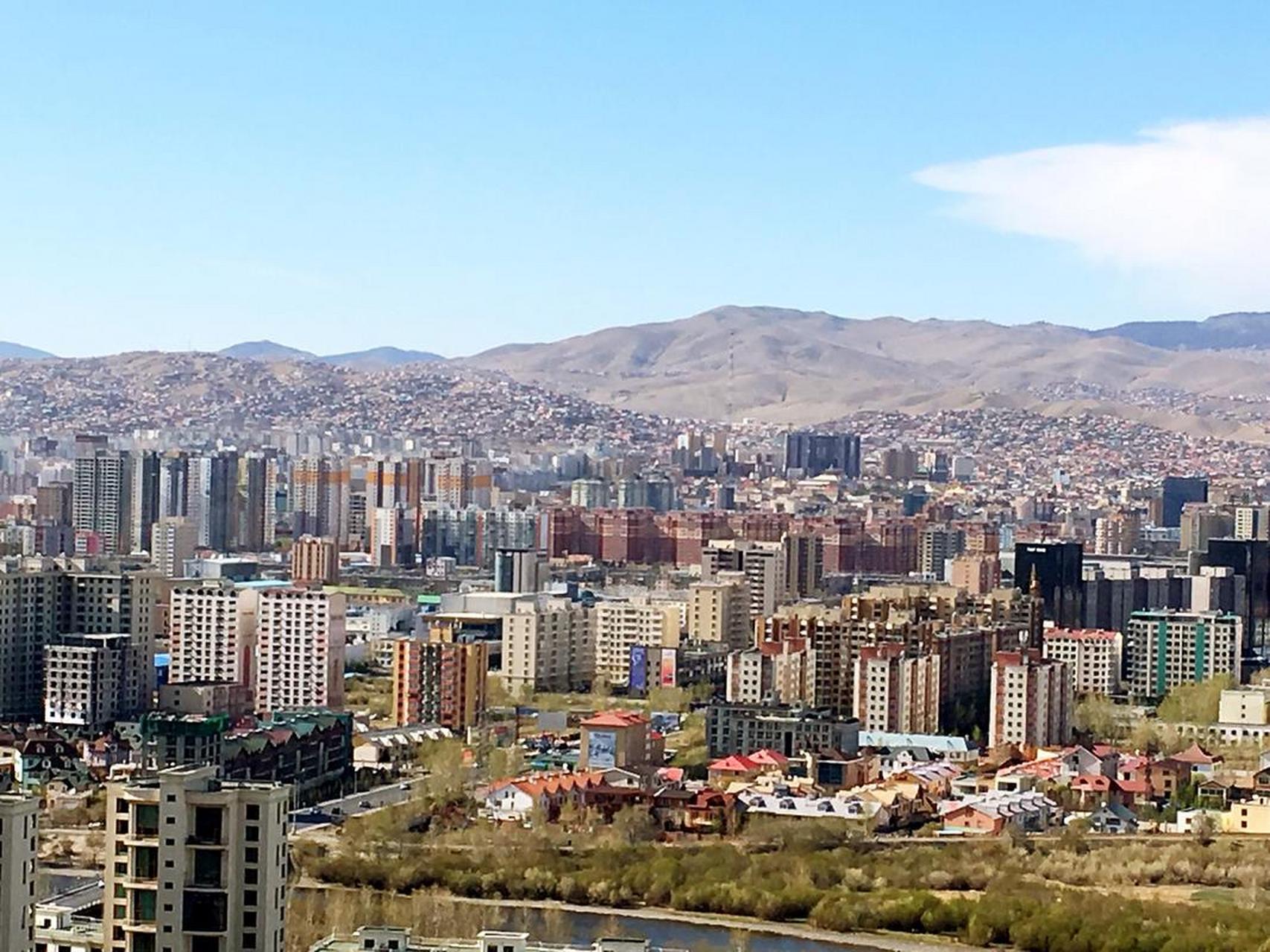 当地大部分是年轻人,来自蒙古全国各地,大部分是外来务工人员.