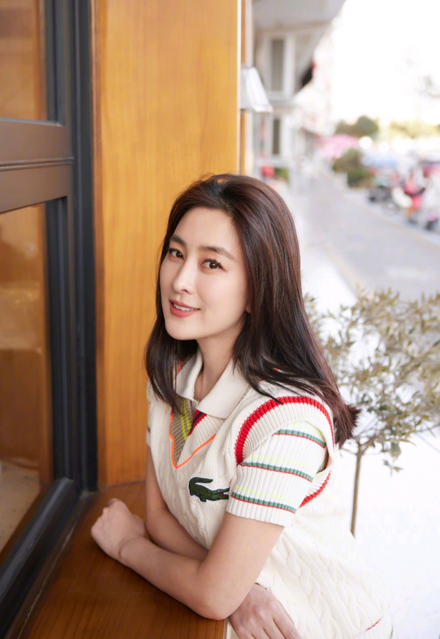 马苏真是越来越美了,名副其实的马漂亮,清新俏丽,温柔可人,穿搭似少女