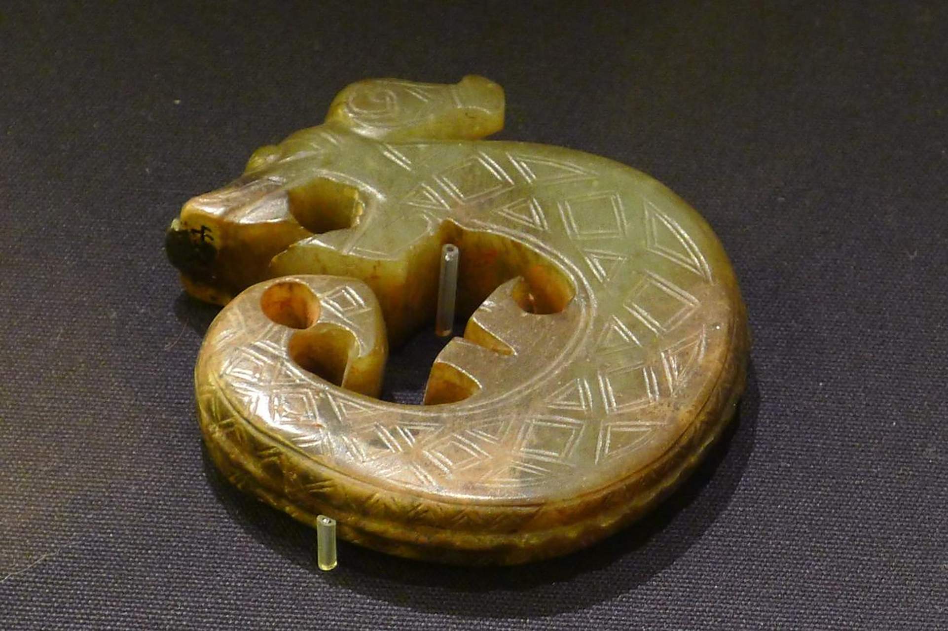 玉器.长7厘米,厚1.5厘米.安阳殷墟妇好墓出土.