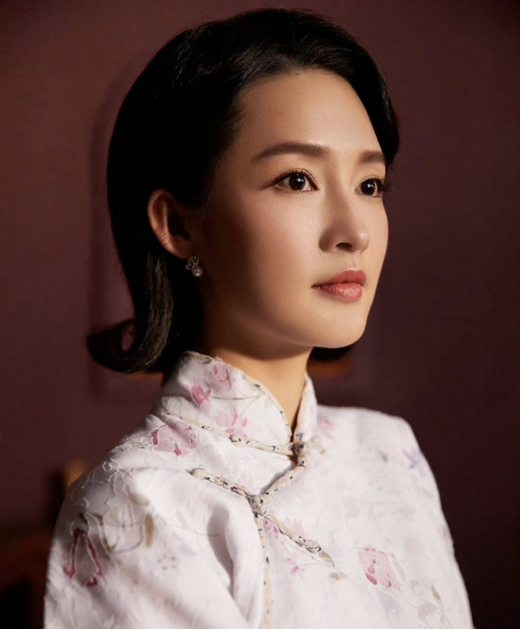 李沁旗袍造型优雅端庄,气质温婉.