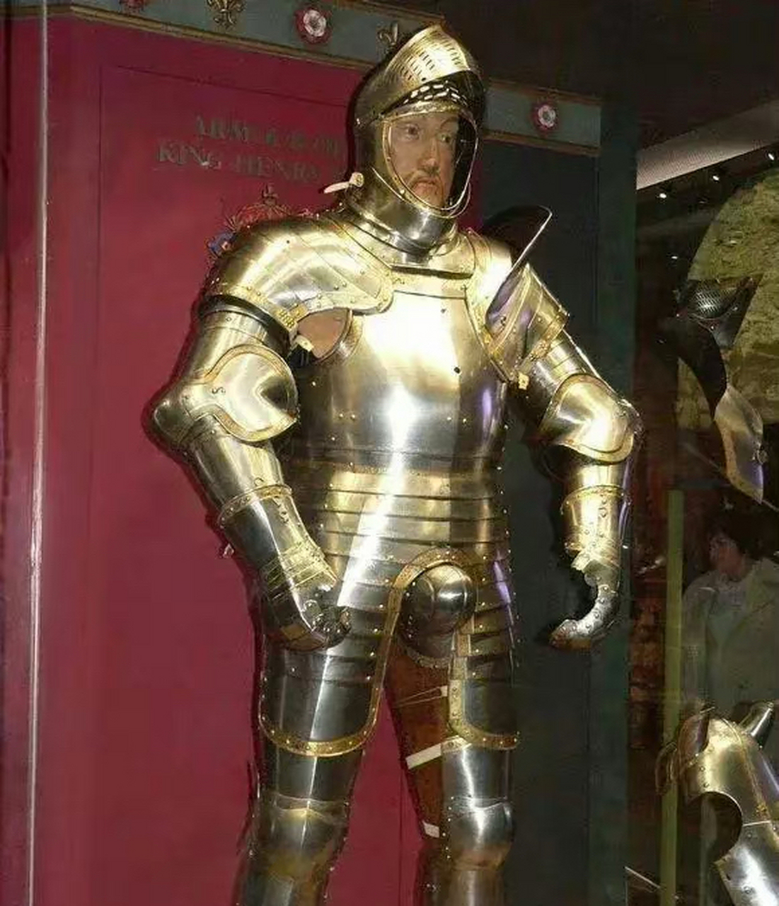 伦敦塔里展出的英国国王亨利八世的盔甲,不得不说这套盔甲确实很突出.