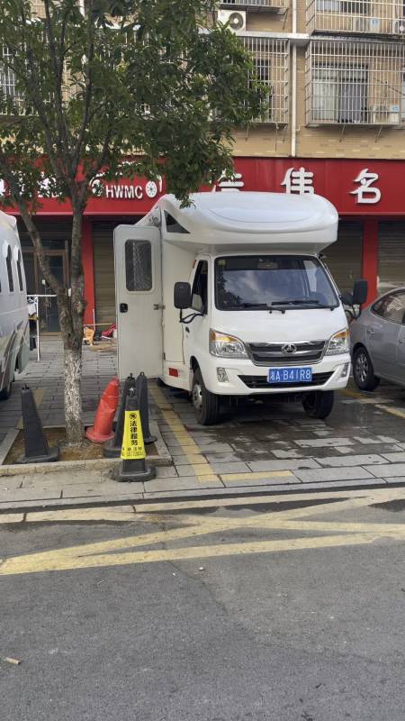 最新到店两台入门级轻卡小房车,黑豹房车,新飞房车,车友们你们会选择