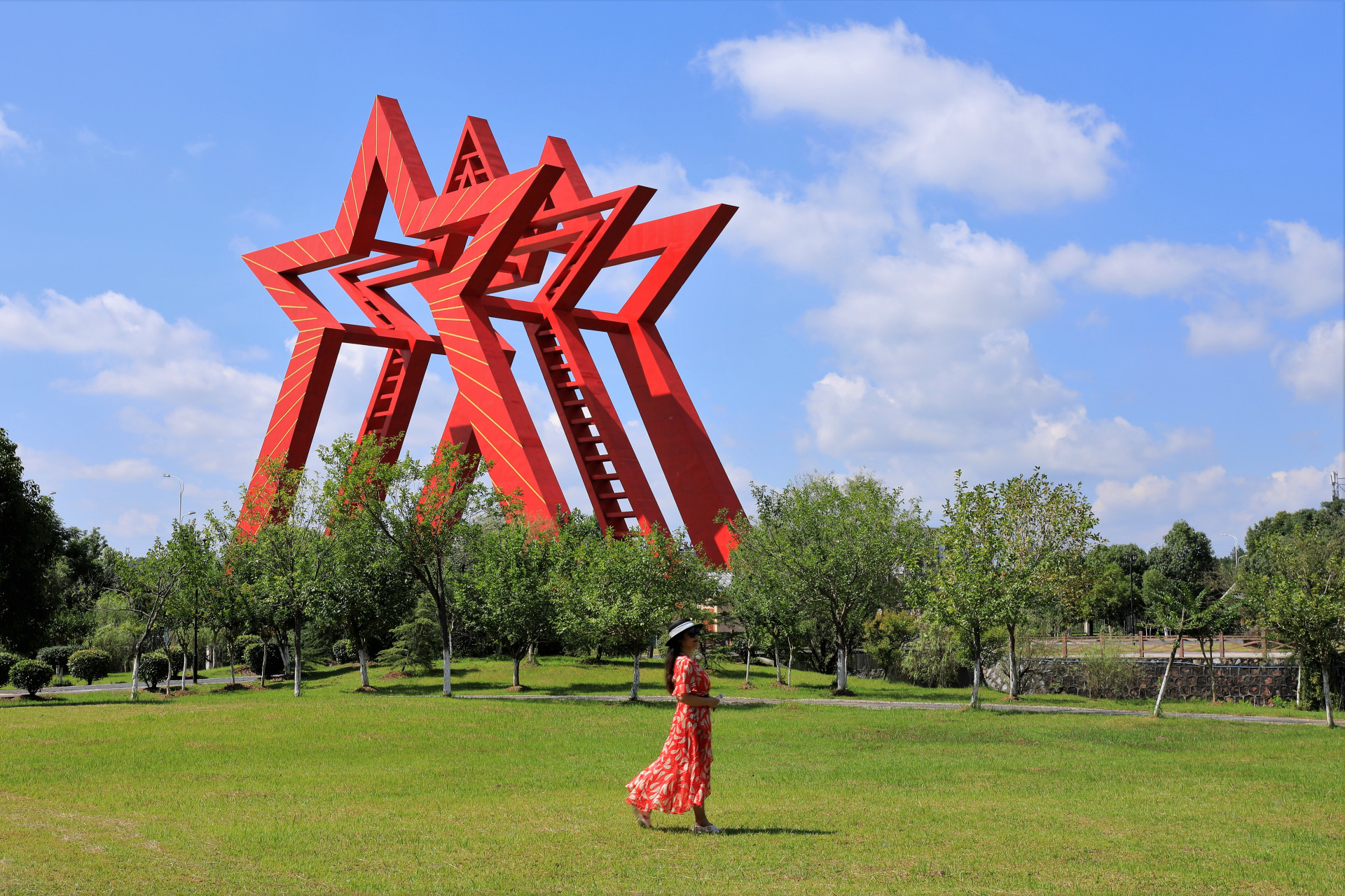 共和国摇篮景区位于江西省瑞金市沙洲坝镇金都大道,占地面积4550幽抖