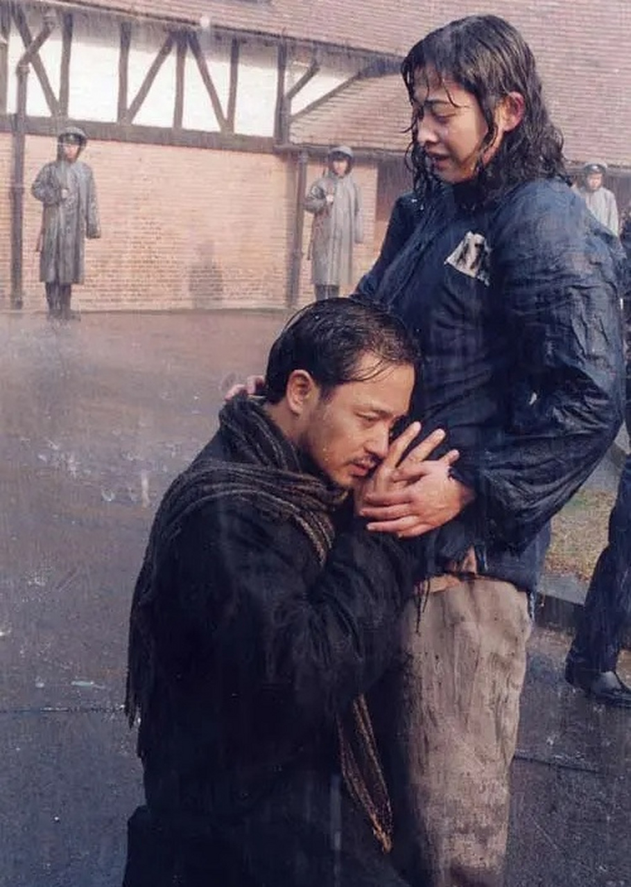 1997年,梅婷跟张国荣合作《红色恋人》时.