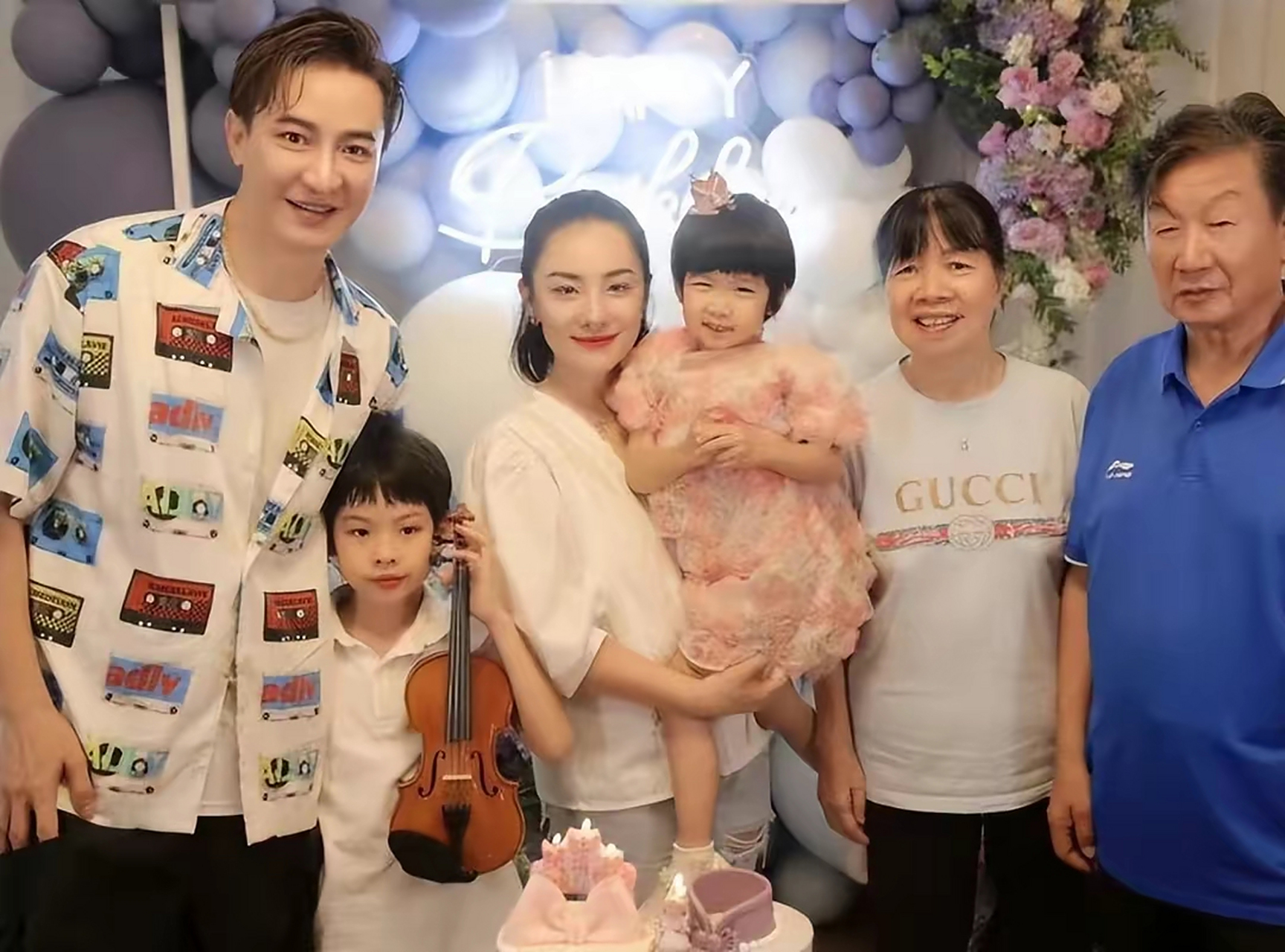 刘璇全家福,怀抱女儿紧搂儿子满脸幸福,45岁老公逆生长