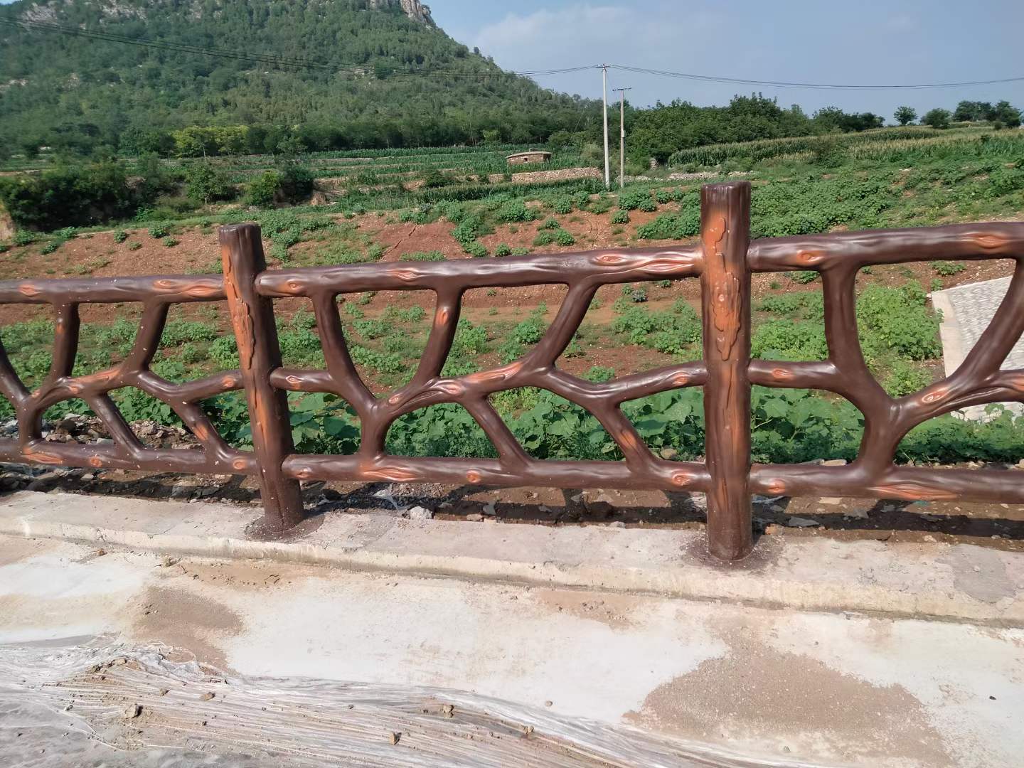 水泥护栏厂家:美丽乡村户外建设的明星——景区仿树皮栏杆