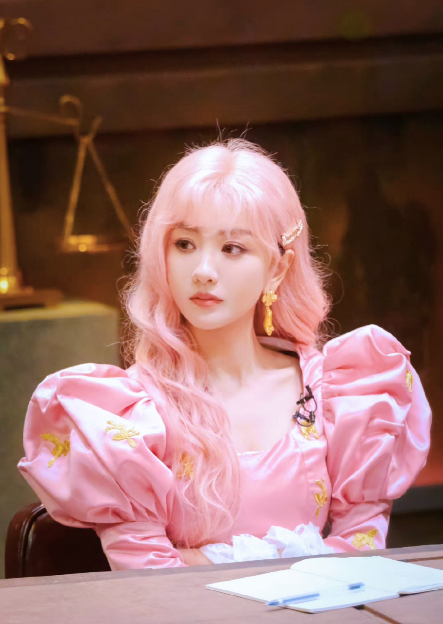 好喜欢杨蓉这个粉红色造型,爱了爱了 #杨蓉粉发洋娃娃造型