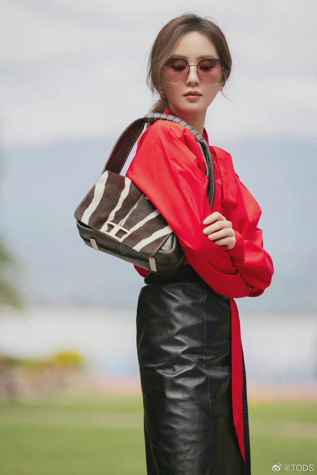 刘诗诗身穿红色飘带衬衫与黑色皮裙,优雅简约!