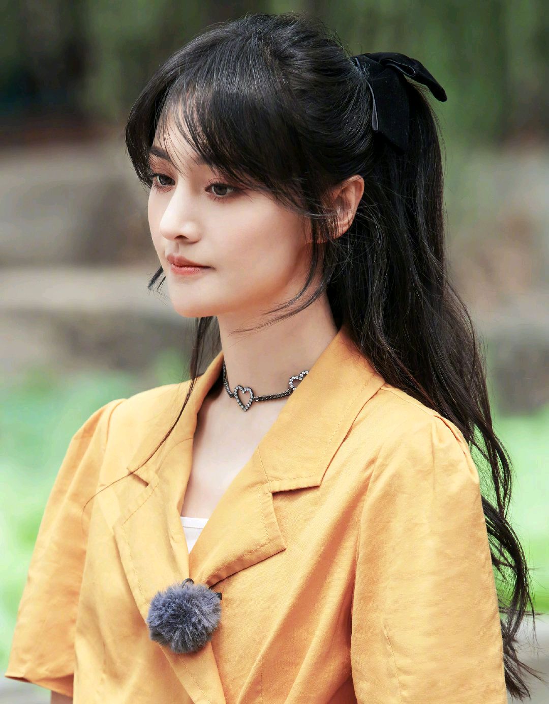 郑爽黄色连体工装穿搭,为酷暑带来一丝清爽之风,甜美可爱