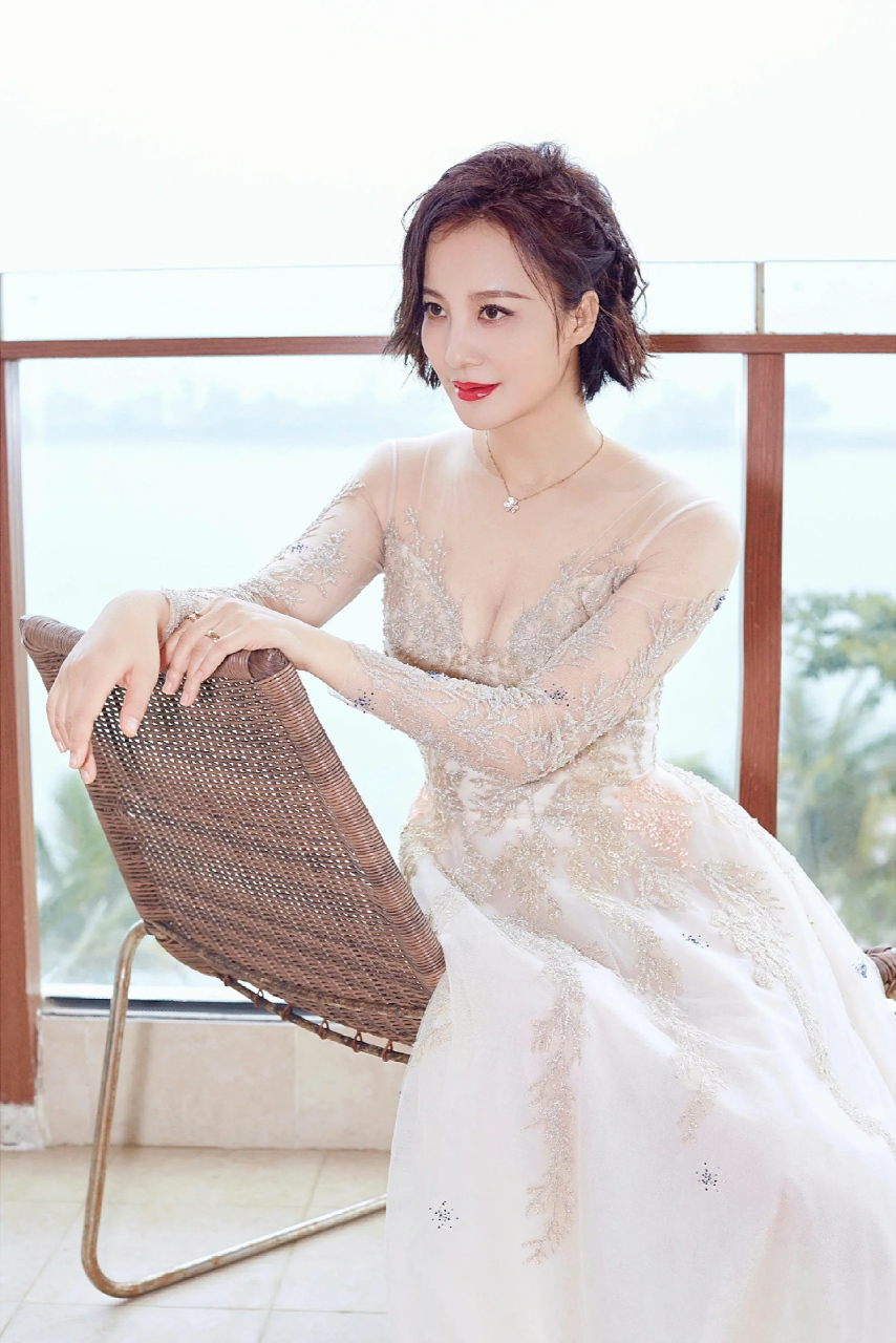 美女演员陶红一袭吊带礼服裙,轻奢高雅,尽显知性优雅好气质.