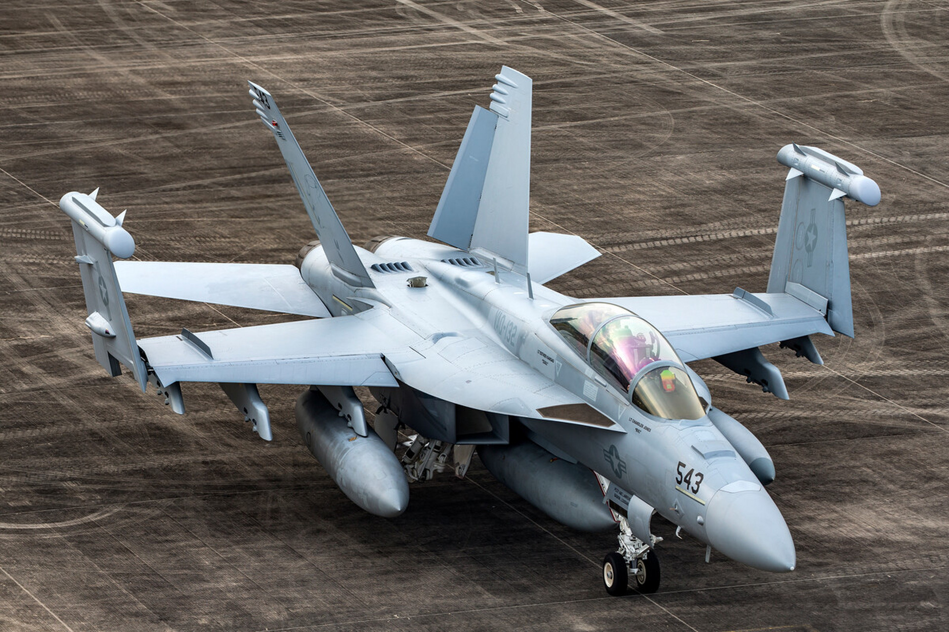 ea18g咆哮者电子战飞机是世界上最先进的电子战飞机,可以有效干扰160