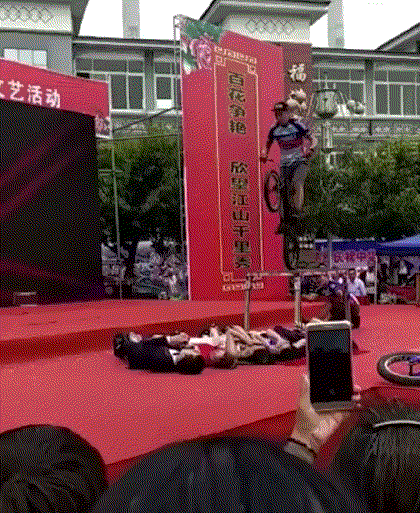 搞笑gif:姑娘玩窜天猴,却把自己玩了一嘴的烟