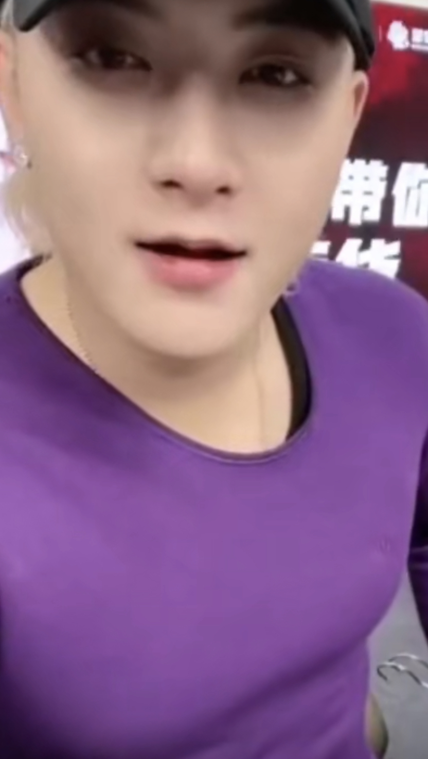 黄子韬直播穿女装,网友夸他身材太好,笑点多,这样的明星不多见