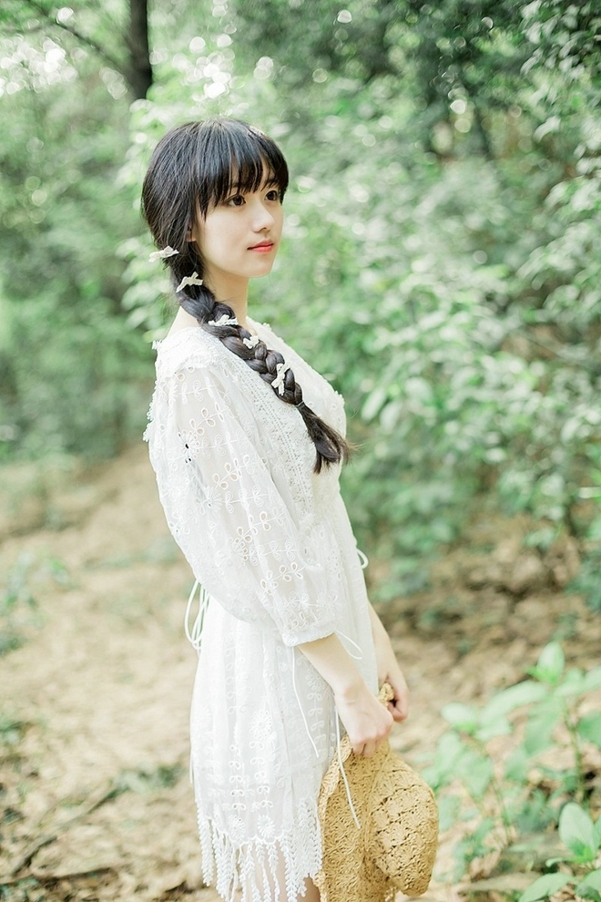 麻花辫美少女清新脱俗户外写真