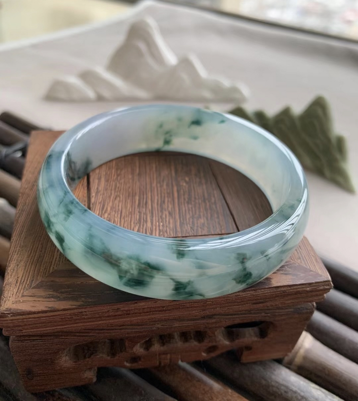 大圈口轮胎宽版,冰飘蓝花正圈手镯 细腻莹润,浓郁的蓝花如蔚蓝大海般