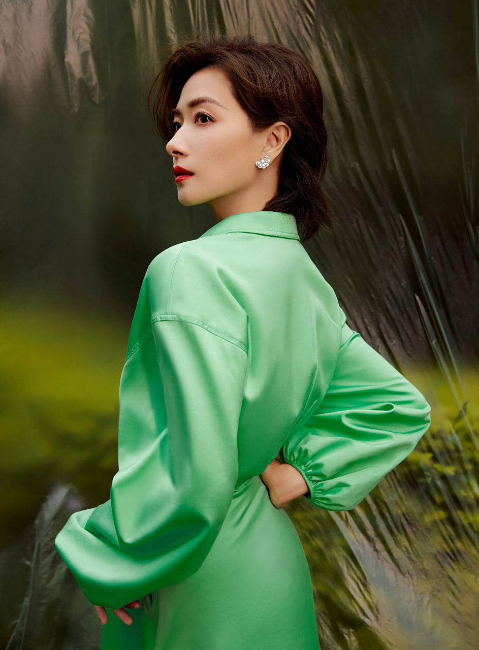 万茜绿色长裙,随风舞动,是初夏的味道 #万茜