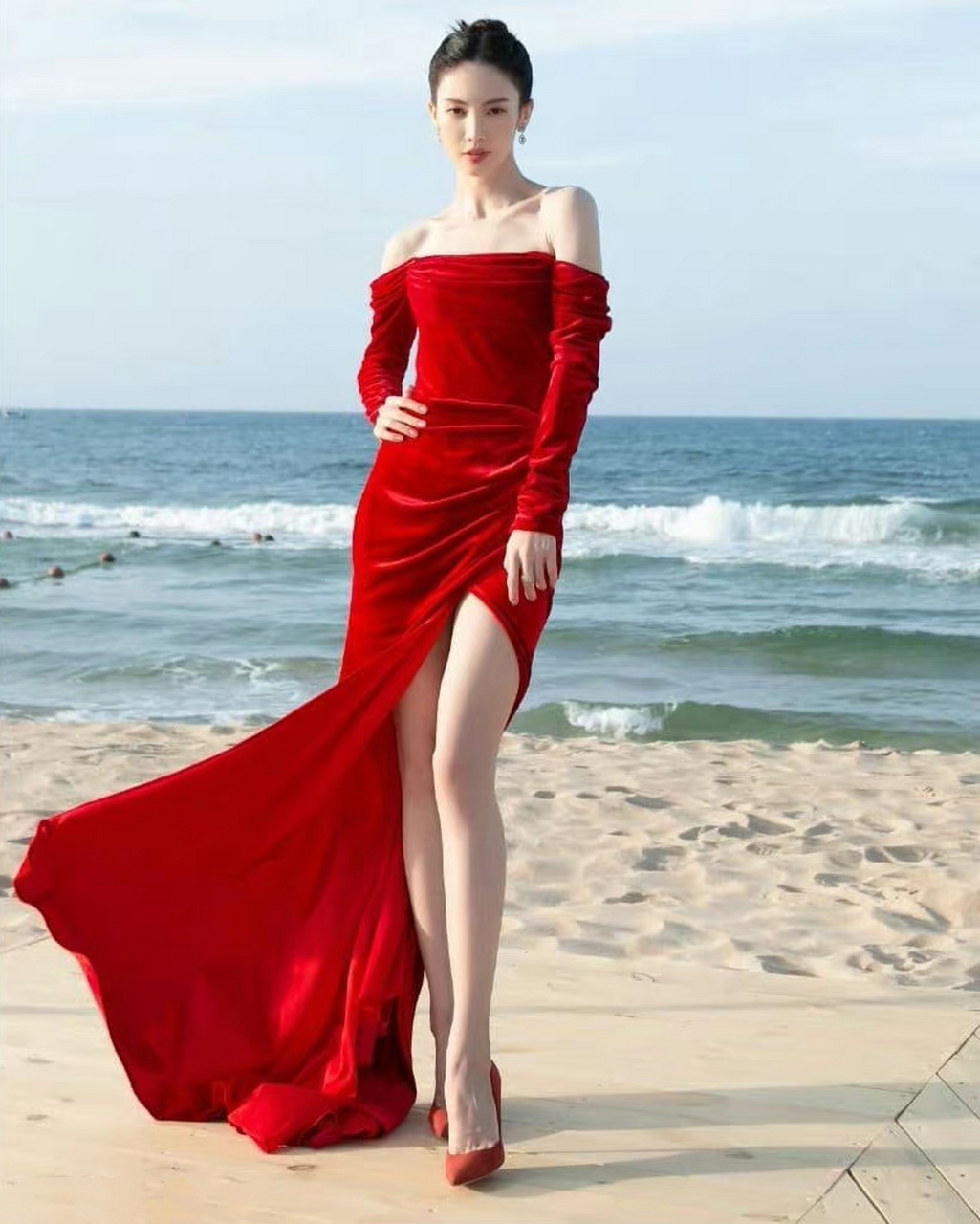金晨# 一袭红色抹胸高开叉长裙,雪肤玉貌,曼妙身姿,香肩玉背,风姿