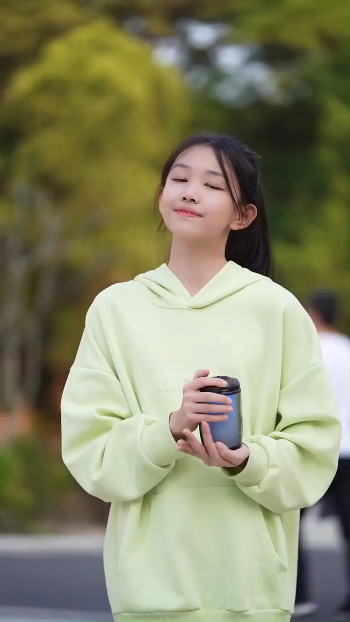 宋小睿深情演唱歌曲冰墩墩雪容融人美歌甜超好听