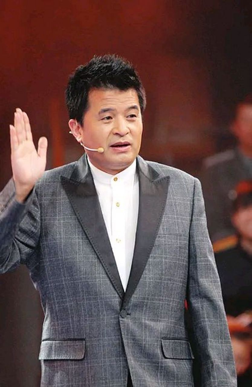 2013年,毕福剑把34岁的主持人张蕾,介绍给了54岁的富商王吉财,并劝