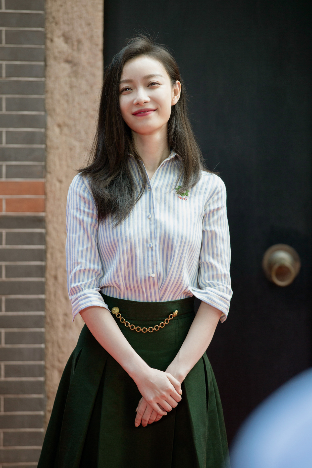 倪妮出席电影《1921》开机活动,清爽干练,优雅知性