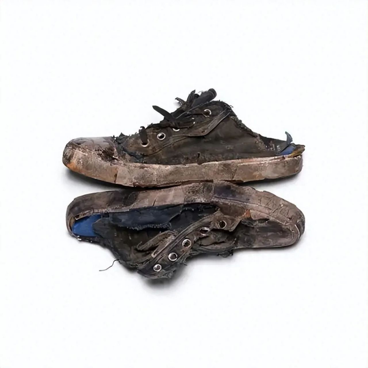 2022年,法国奢侈品店发售的限量版"乞丐鞋",售价1850美元.