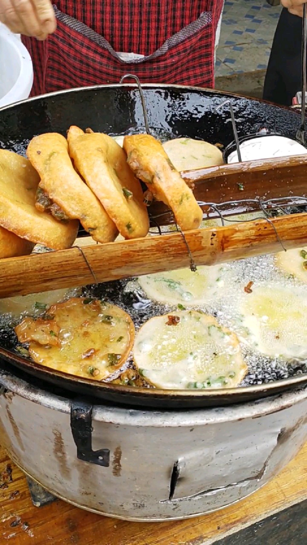 广东河源和平客家人的特色美食一铁勺粄,吃起来特别香,每一口都是满满