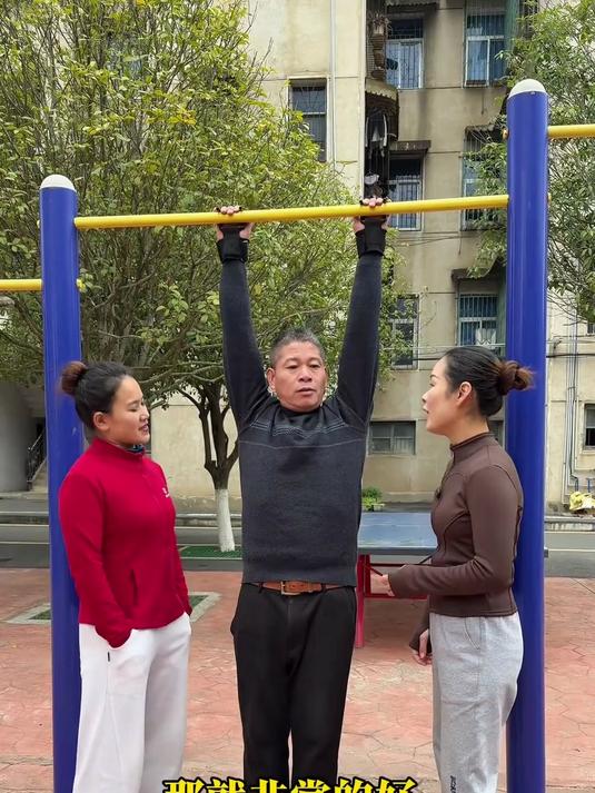 吊单杠手疼手滑不用怕,这款护腕助力钩,提升握力好帮手