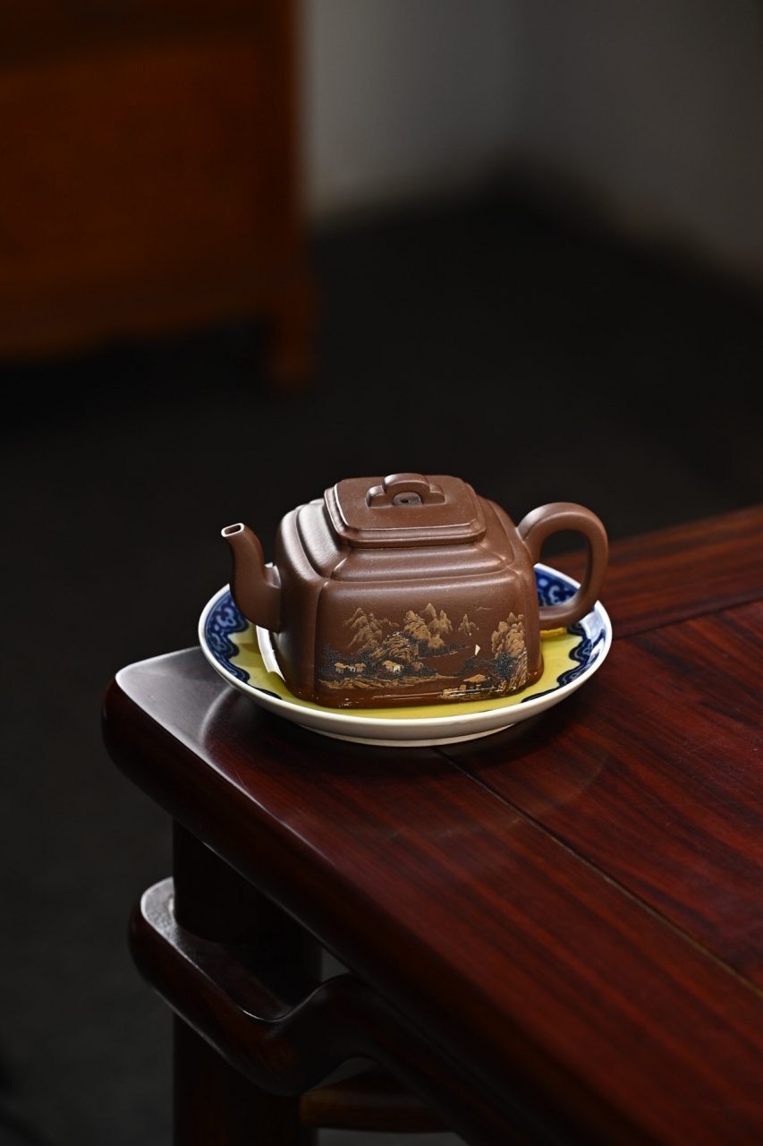 碧云四方·全手工壶,它是一款拥有420cc容量的原矿紫泥壶.