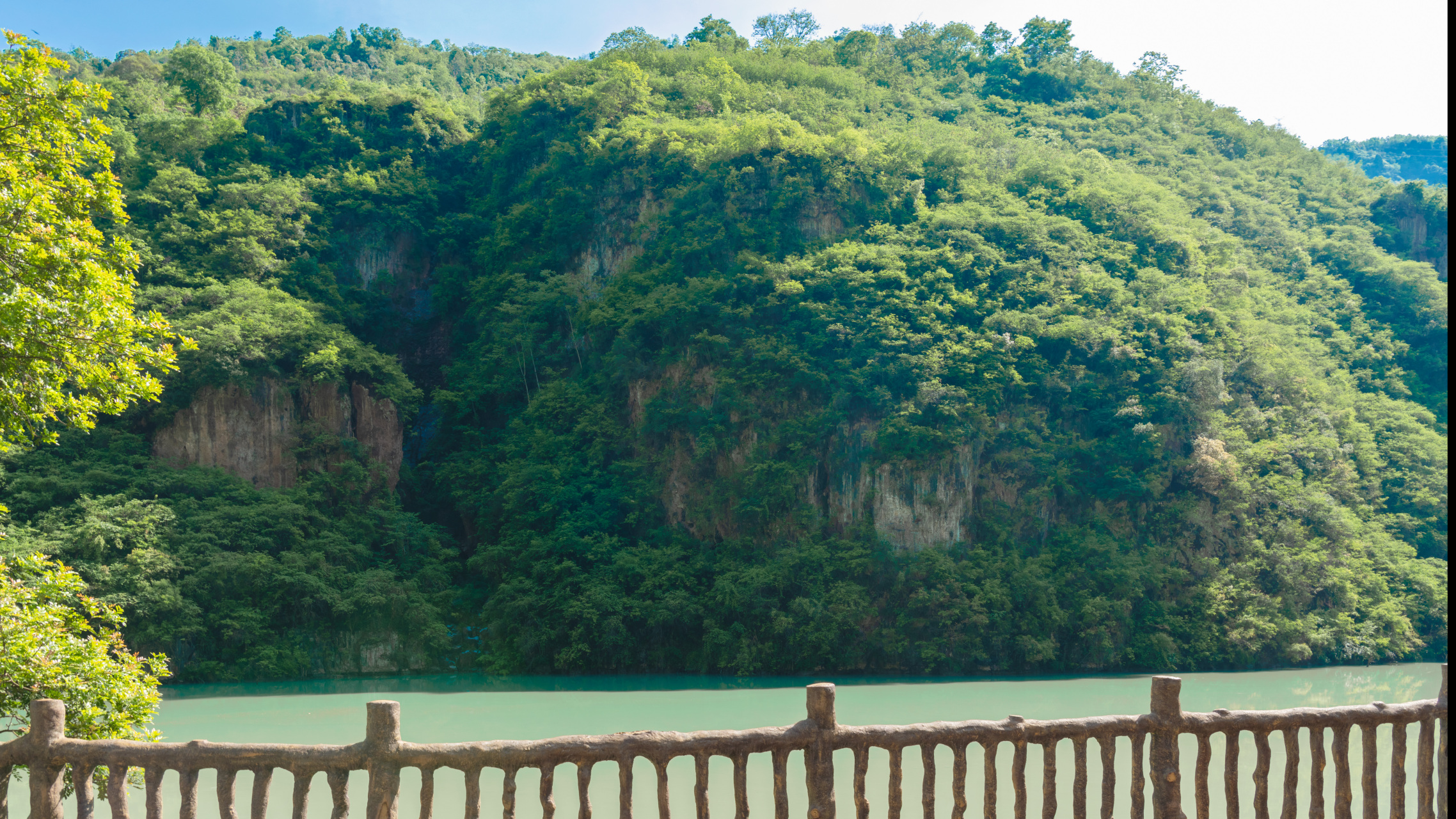 四川乐山峨边彝族自治县西大门大渡河边景色